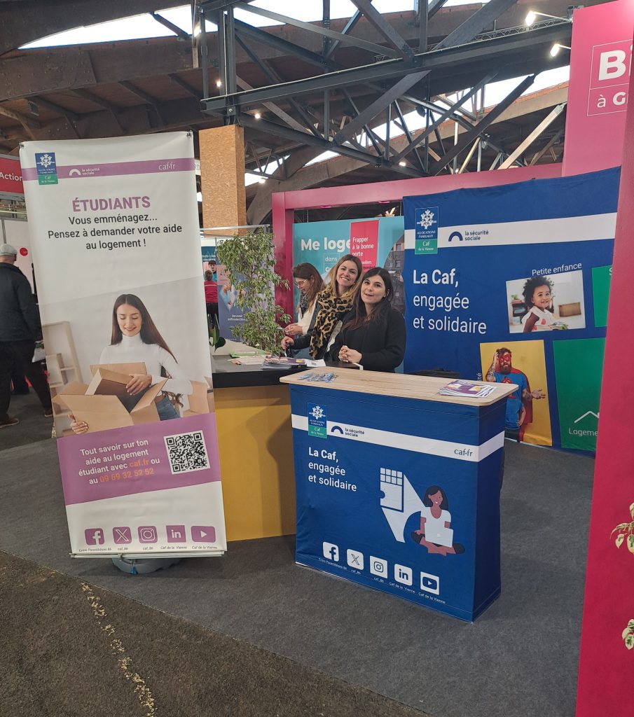 Élodie et Jeanne sur le stand Caf au Salon des Étufiants